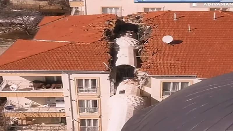 بالفيديو .. مئذنة تقسم مبنى لنصفين