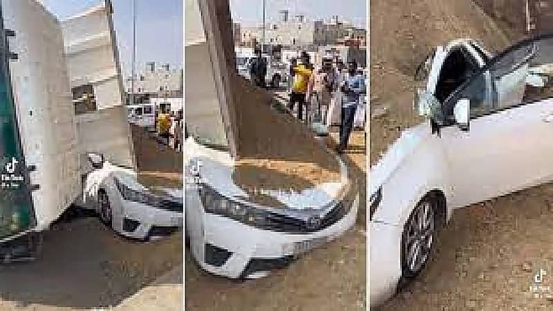 شاهد.. انقلاب شاحنة محملة بالتراب على سيارة بجدة