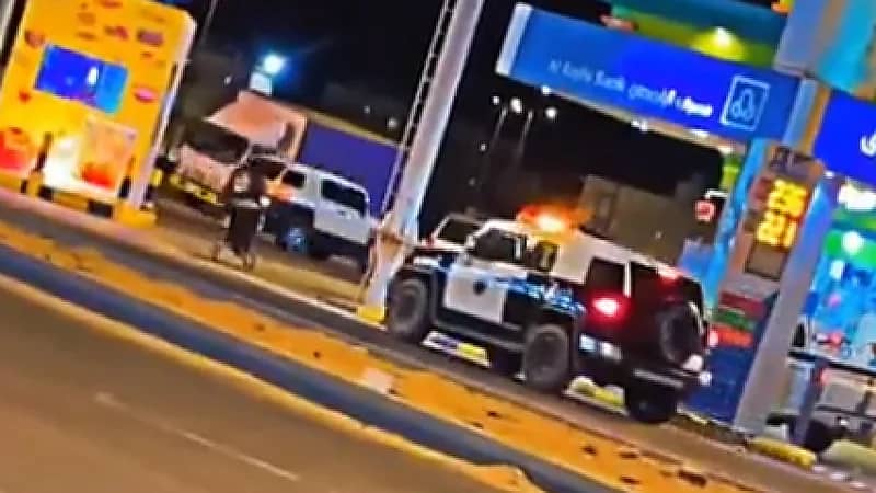 شاهد.. دورية أمنية ترافق شخص يسير بكرسي متحرك على طريق عام