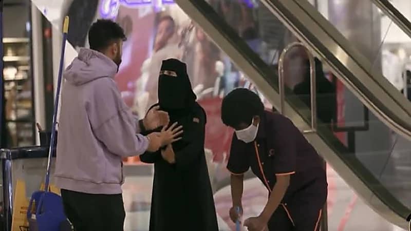 شاهد..ردة فعل المتسوقين بأحد المولات تجاه شاب يهين عامل نظافة