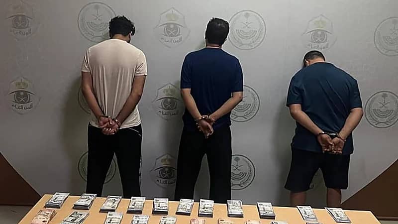القبض على 3 أشخاص لانتحالهم صفة غير صحيحة بجدة