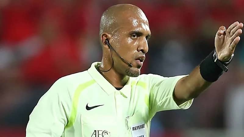 الحكم العماني أحمد الكاف يقود مواجهة الهلال وأوراوا