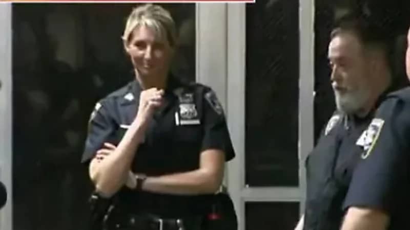 ضابطة شقراء تلفت الأنظار في محاكمة ترامب للشبه بينها وبين الممثلة الإباحية