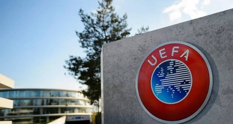 "يويفا" يوصي بتغيير قانون لمسة اليد