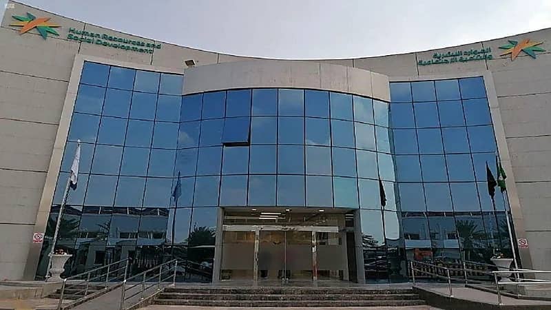 الموارد البشرية توضح مدى إمكانية تسجيل الموظف نفسه في "توطين"