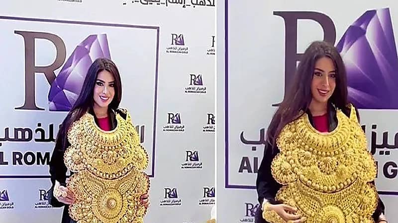 بالصور .. فتاة ترتدي أكبر طقم من الذهب