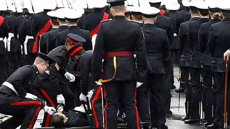 بالصور .. إغماء جنود في موكب تتويج الملك تشارلز