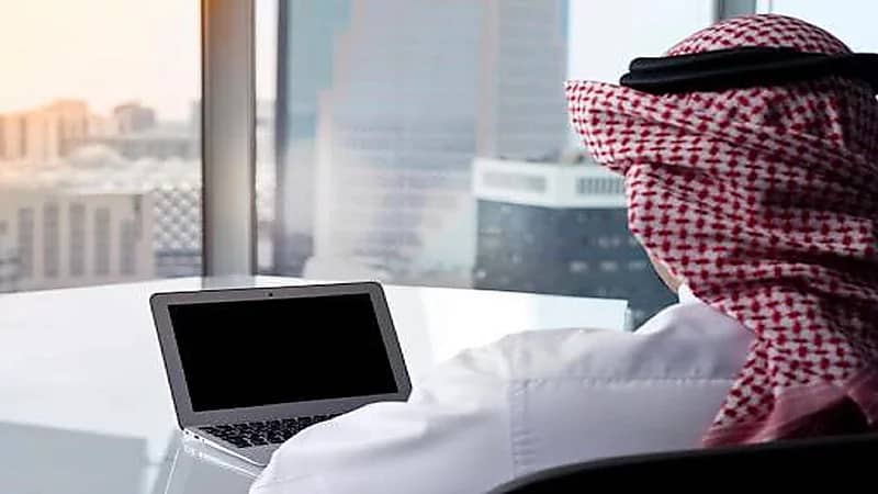 قانوني يوضح الجرائم التي بموجبها يتم طي قيد الموظف (فيديو)