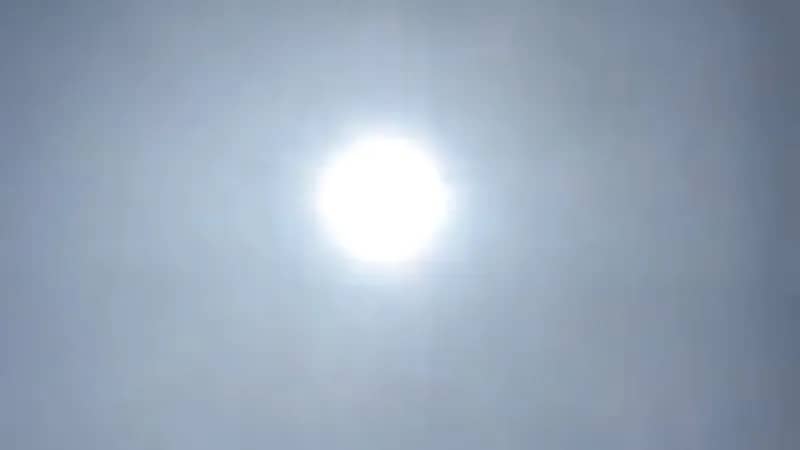 ظاهرة غريبة للشمس في سماء صامطة (فيديو)