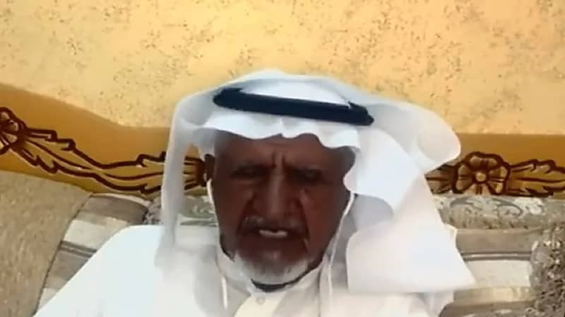 مُسن بنجران يتقن التحدث مع السيّاح باللغتين الإنجليزية والإيطالية .. فيديو