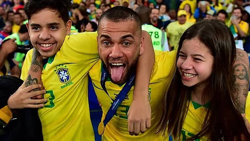 داني ألفيس يستغل أبناءه للخروج من السجن