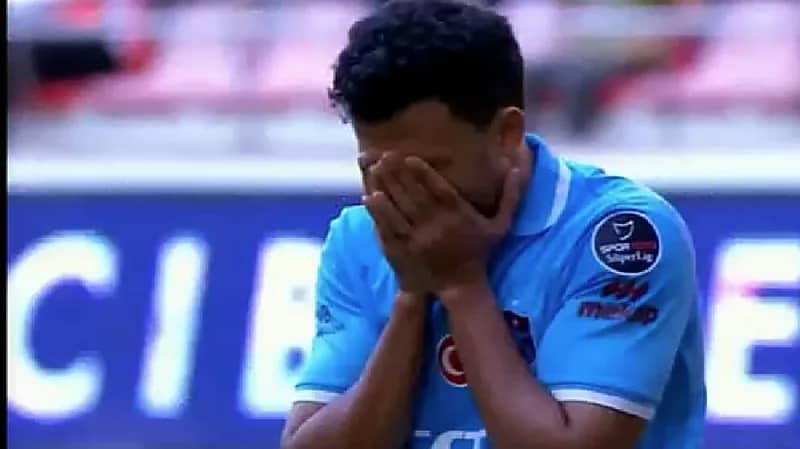 أول رد لأكايدين على اتهامه بالبصق على تريزيغيه أثناء سجوده (فيديو)