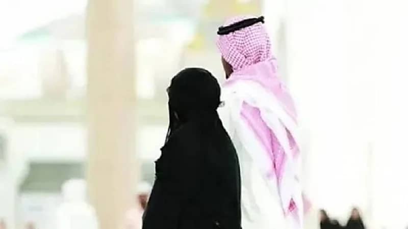 مستشار أسري: بعض الرجال يقترون على زوجاتهم وأسرهم ويحولون مبالغ مرتفعة لآخرين 