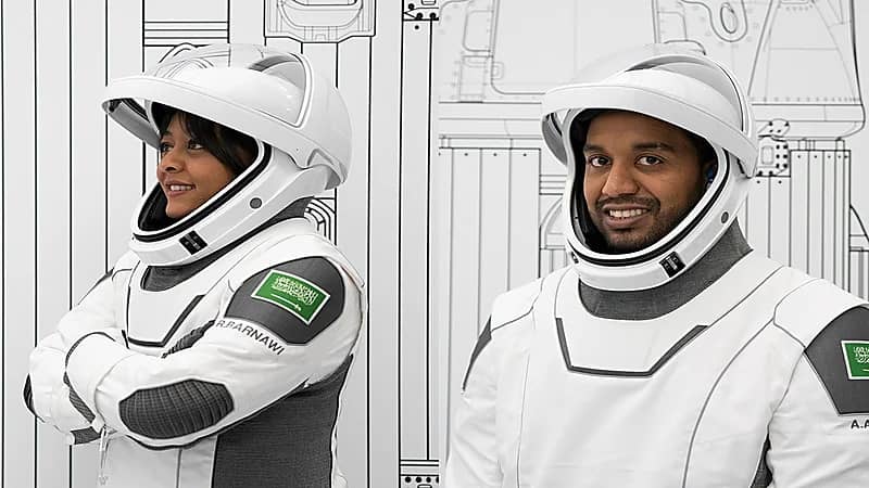 "ريانة وعلي" يتناولان الطعام بمحطة الفضاء الدولية (فيديو)