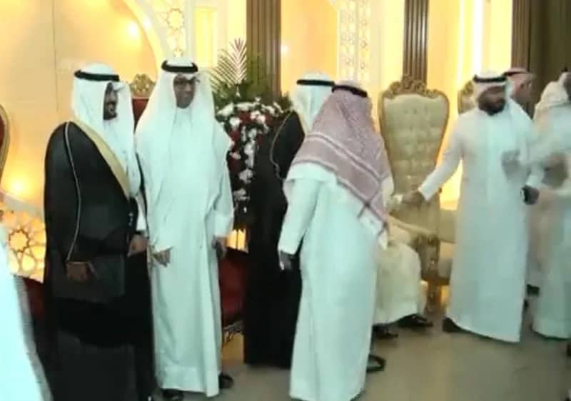 شخص يطعن شقيقه داخل قاعة أفراح .. فيديو