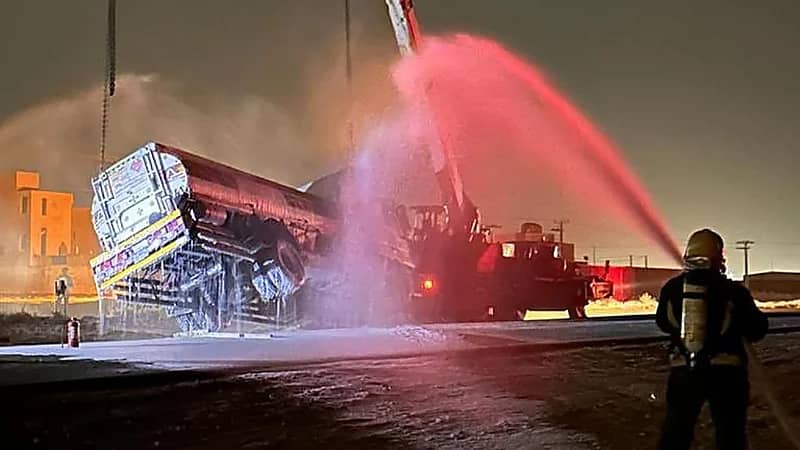 إصابة شخص بسبب حريق في ناقلة وقود إثر انقلابها بالقصيم