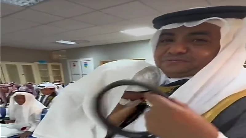 موقف مؤثر لمعلم تجاة طالب افتقد والده في حفل التخرج.. فيديو