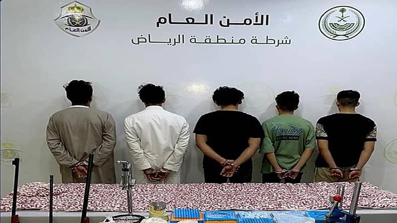 ضبط مقيم و4 مواطنين لترويجهم المخدِّرات