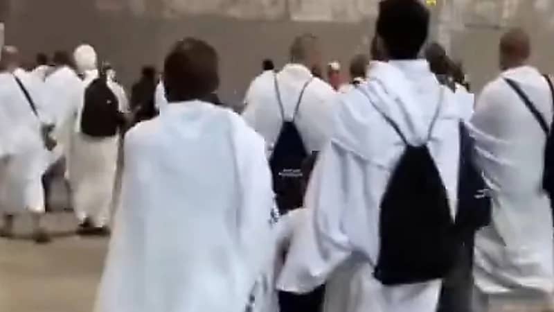 كانتي يحمل عكازي الجزائري بن ناصر خلال الحج .. فيديو