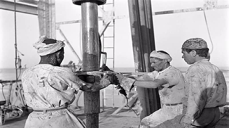 فريق حفر في بقيق قبل 76 عاما..صورة