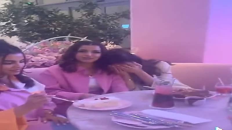 معجب يفاجئ مشهورات التيك توك بكلمات غريبة.. فيديو