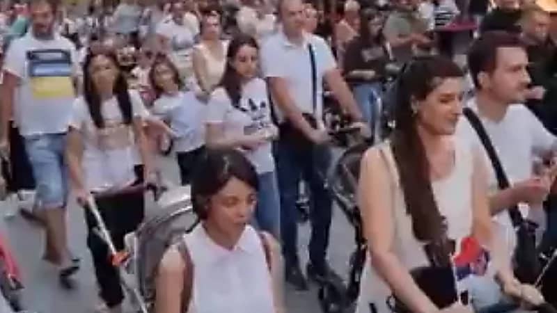 احتجاج مئات العائلات مع أطفالهم ضد مسيرة للشواذ مخطط لها -فيديو