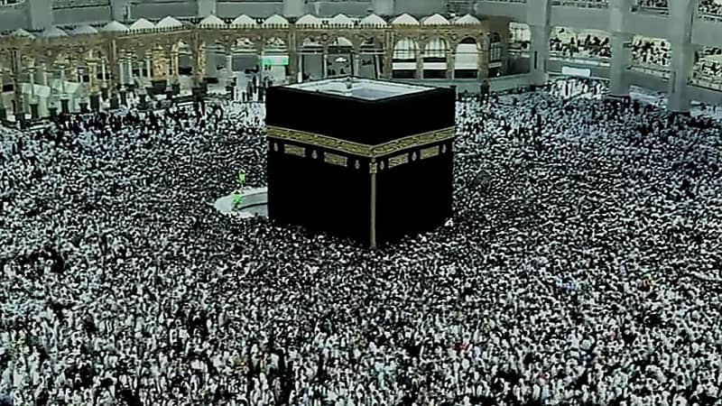 الكعبة تستقبل زوارها صبيحة أول جمعة للعام الهجري الجديد .. فيديو