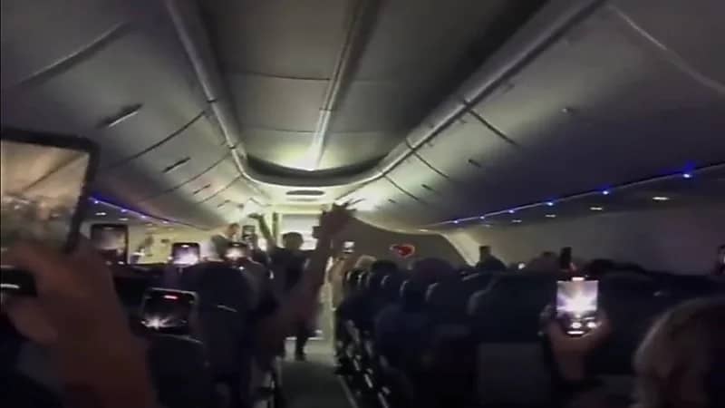 مشهد مُبهج لاحتفال ركاب على متن طائرة بعد تأخر رحلتهم.. فيديو