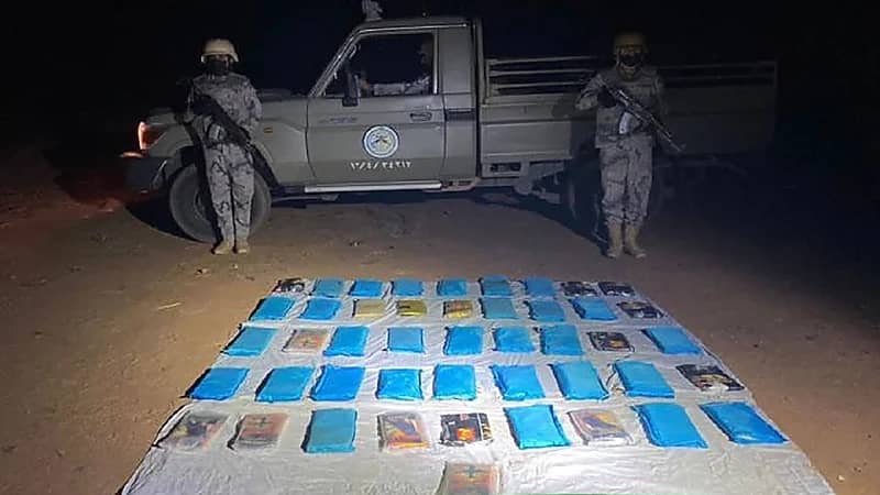 إحباط تهريب 49 كيلوجرامًا من الحشيش وأقراص خاضعة لتنظيم التداول الطبي بعسير
