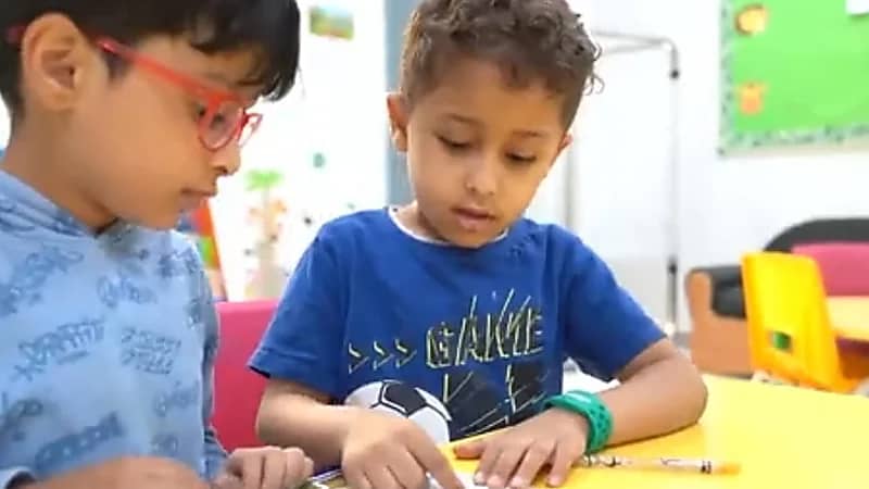 تطبيق الإسوارة الذكية داخل  المدارس - فيديو