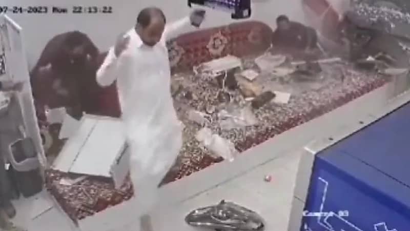 لقطات جديدة لحادث اقتحام امرأة لمطعم كبدة بسيارتها .. فيديو