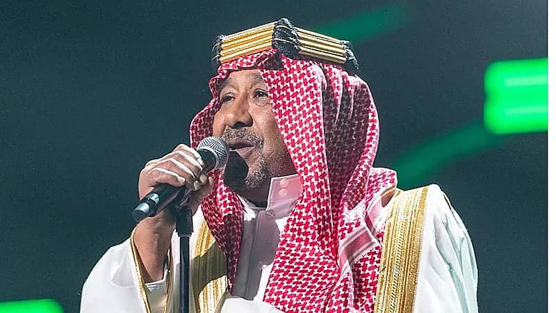 الشاب خالد يشعل حماس الجمهور مرتديا الزي السعودي  ..  فيديو