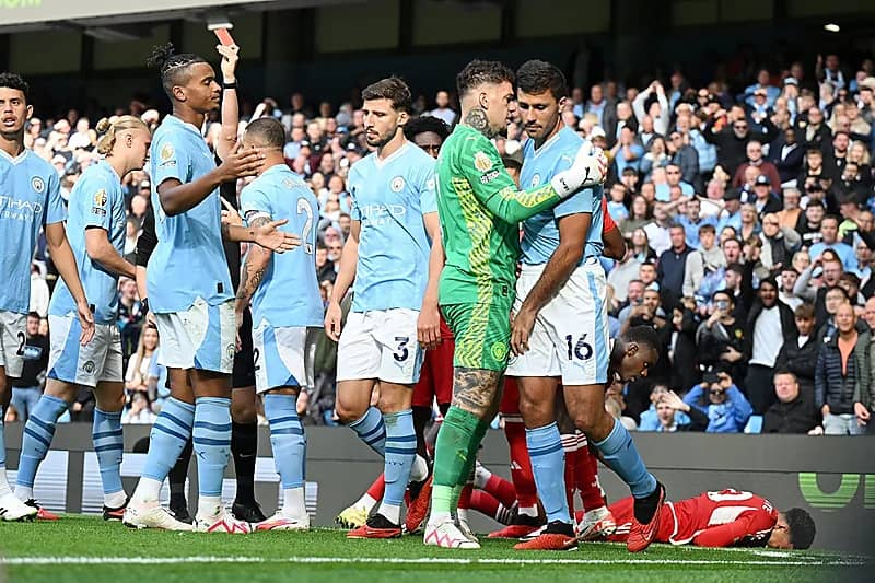 لاعب مانشستر سيتي يخنق لاعب نوتنغهام .. فيديو