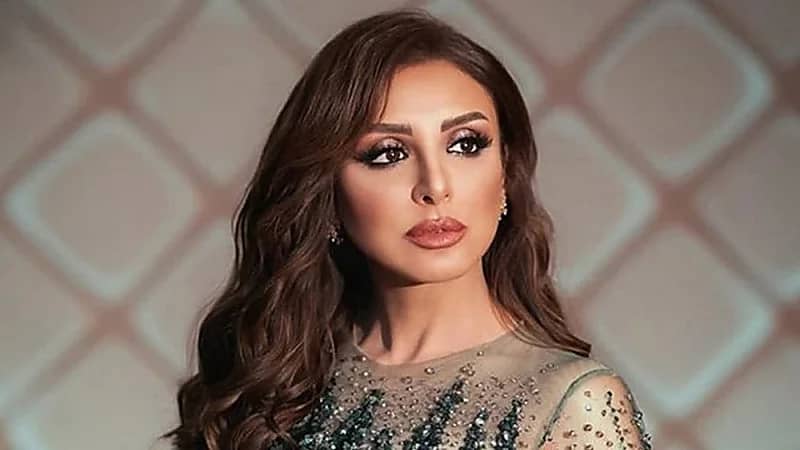 إعلامية كويتية تهاجم أنغام بعد ظهور نجلها في حفلها.. فيديو