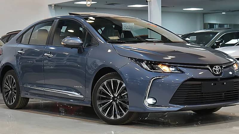 عبدالرحمن الخالدي يكشف عن الفرقات بين فئات سيارة تويوتا كرولا .. فيديو