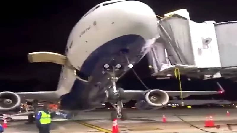 سقوط طائرة على ذيلها أثناء توقفها في المطار.. فيديو