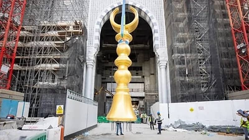 تركيب آخر هلال من أهلة المسجد الحرام..فيديو