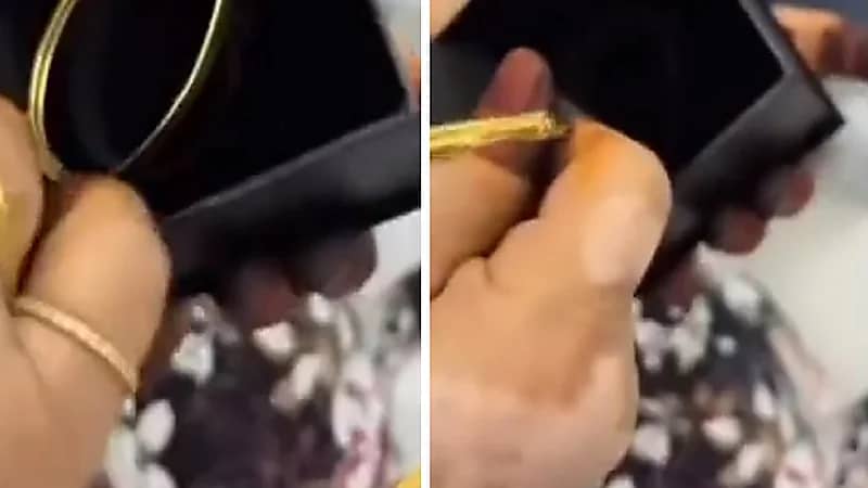 فتاة تستعيد ذهب والدتها بعدما باعته لشراء منزلهم الجديد.. فيديو