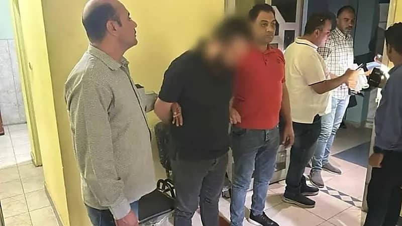 ضبط عاطل انتحل صفة طبيب مخ وأعصاب في مصر