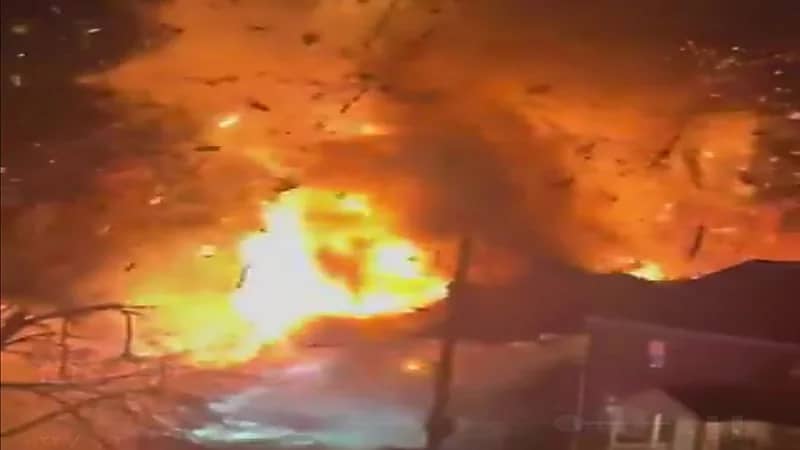 رجل يفجر منزله وهو بداخله فور وصول الشرطة.. فيديو