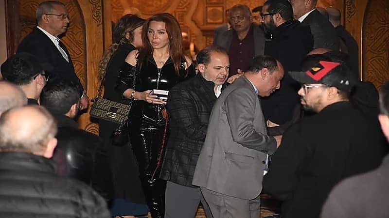 انتقادات تطال سوزان نجم الدين بعزاء شقيق أحمد حلمي .. فيديو