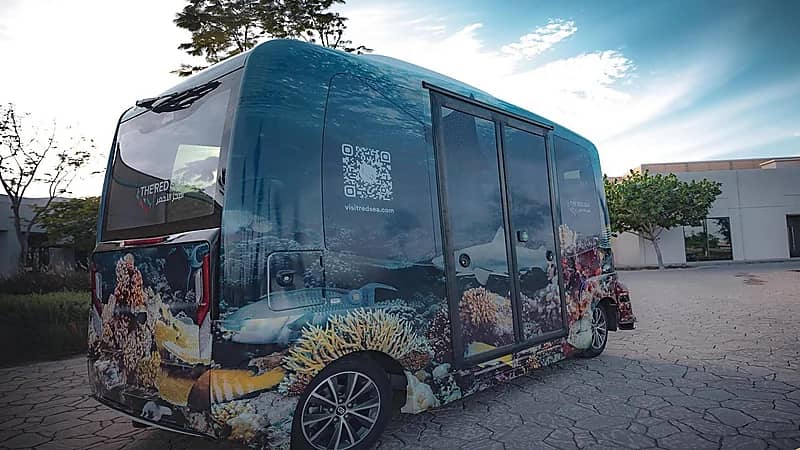 تشغيل مركبتين ذاتية القيادة وجهة البحر الأحمر