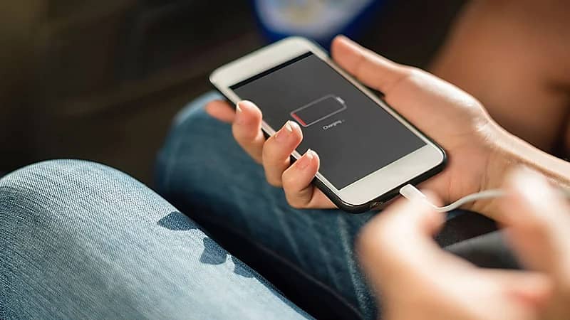 خبير تقني: شحن الهاتف بالمناطق العامة يعرضك للسرقة.. فيديو