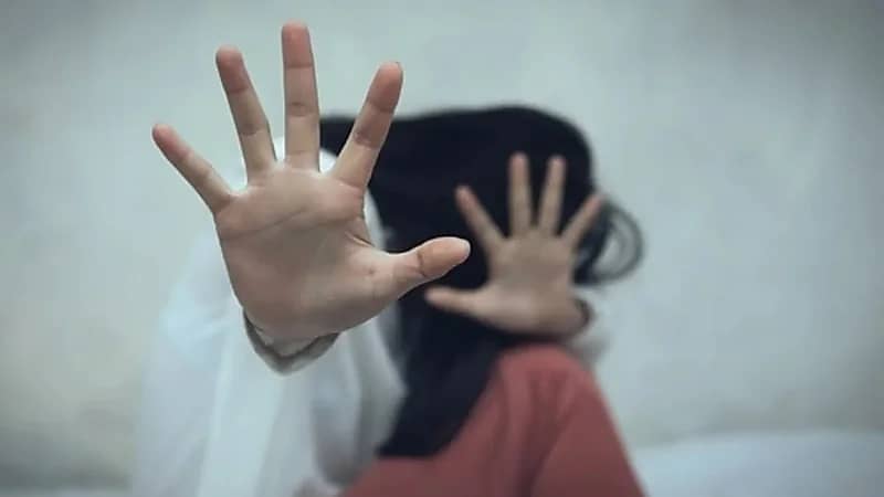 السجن 15 عاما لـ ممثل خطف فتاة وهتك عرضها