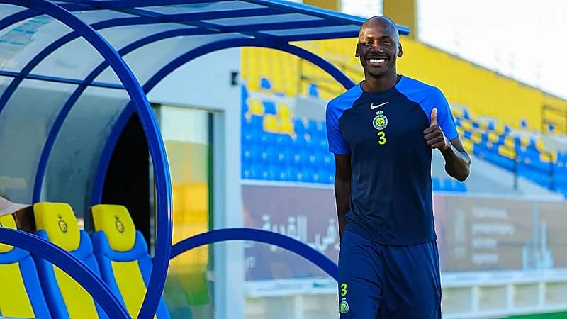 نجم النصر يودع زملائه ومدربه بعد إعارته إلى الاتفاق