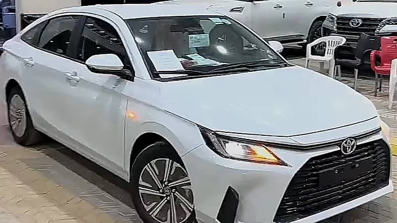 مواصفات وسعر سيارة اليارس فئة النص فل .. فيديو