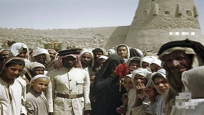 صورة جماعية نادرة للمتسوقين وشرطي المرور بسوق الخميس في الأحساء