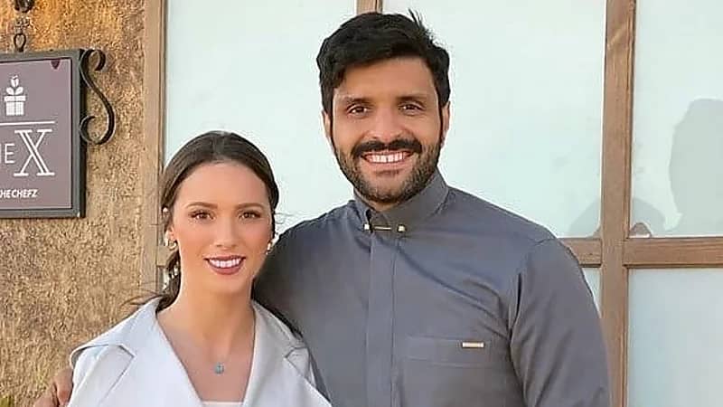 زوجة الإعلامي علي المشعل ووالدتها يكاسران في أحد المحلات .. فيديو