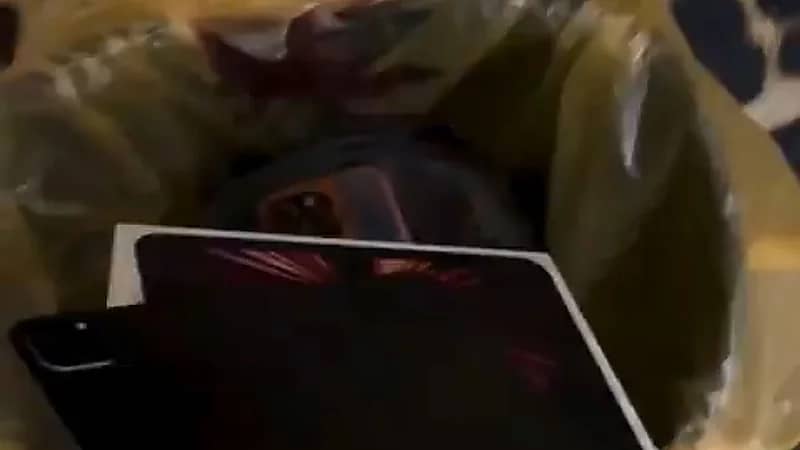 فتاة ترمي هواتف آيفون وهدايا حبيبها الخائن في القمامة .. فيديو