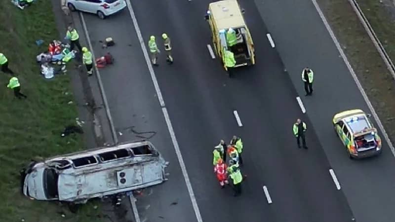 إصابة 17 مشجعاً إثر حادث تصادم جماعي في بريطانيا